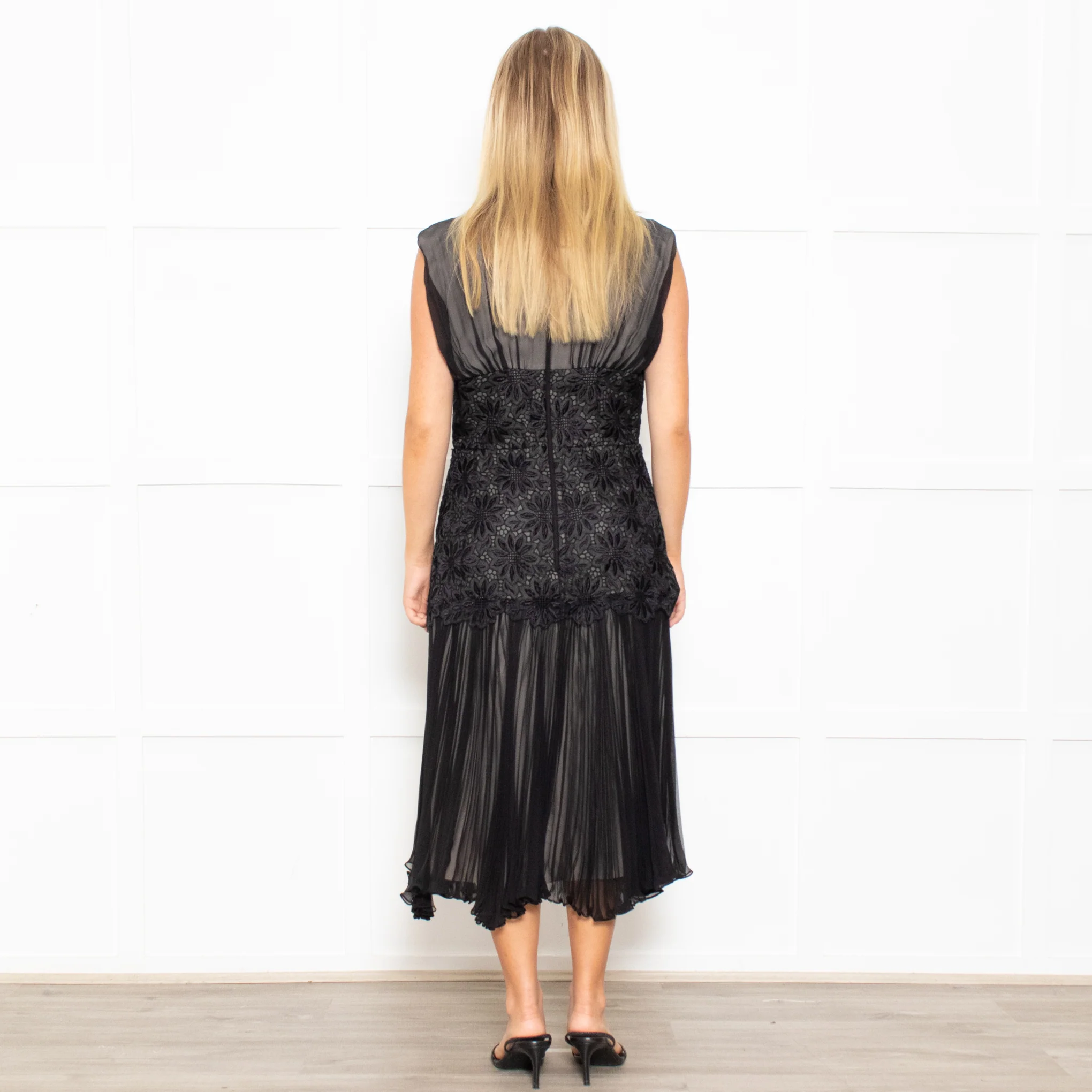 Max Mara Black Lace Waist Silk Sleeveless Dress - Image 5