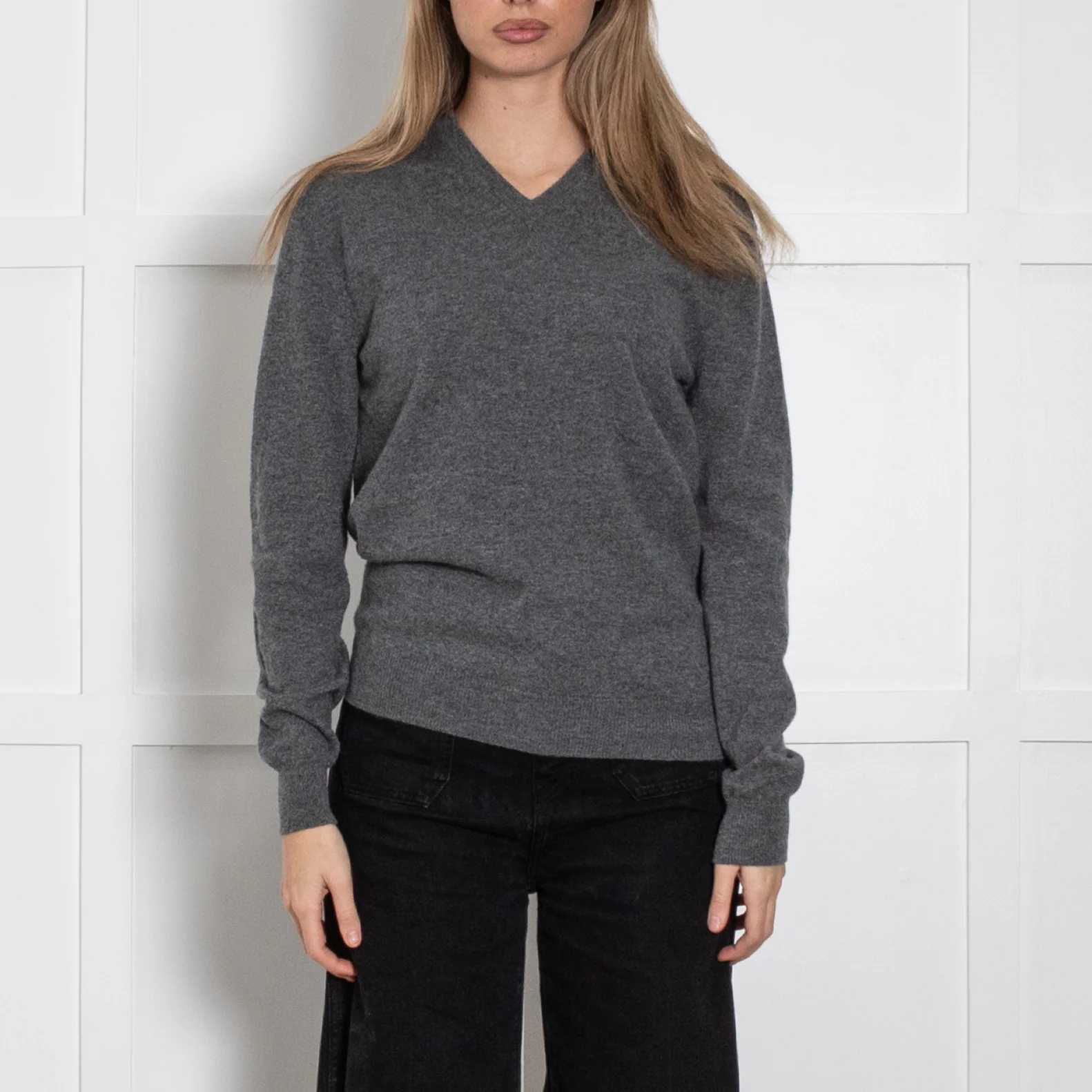 N. Peal Grey Cashmere V-Neck Sweater - Image 2