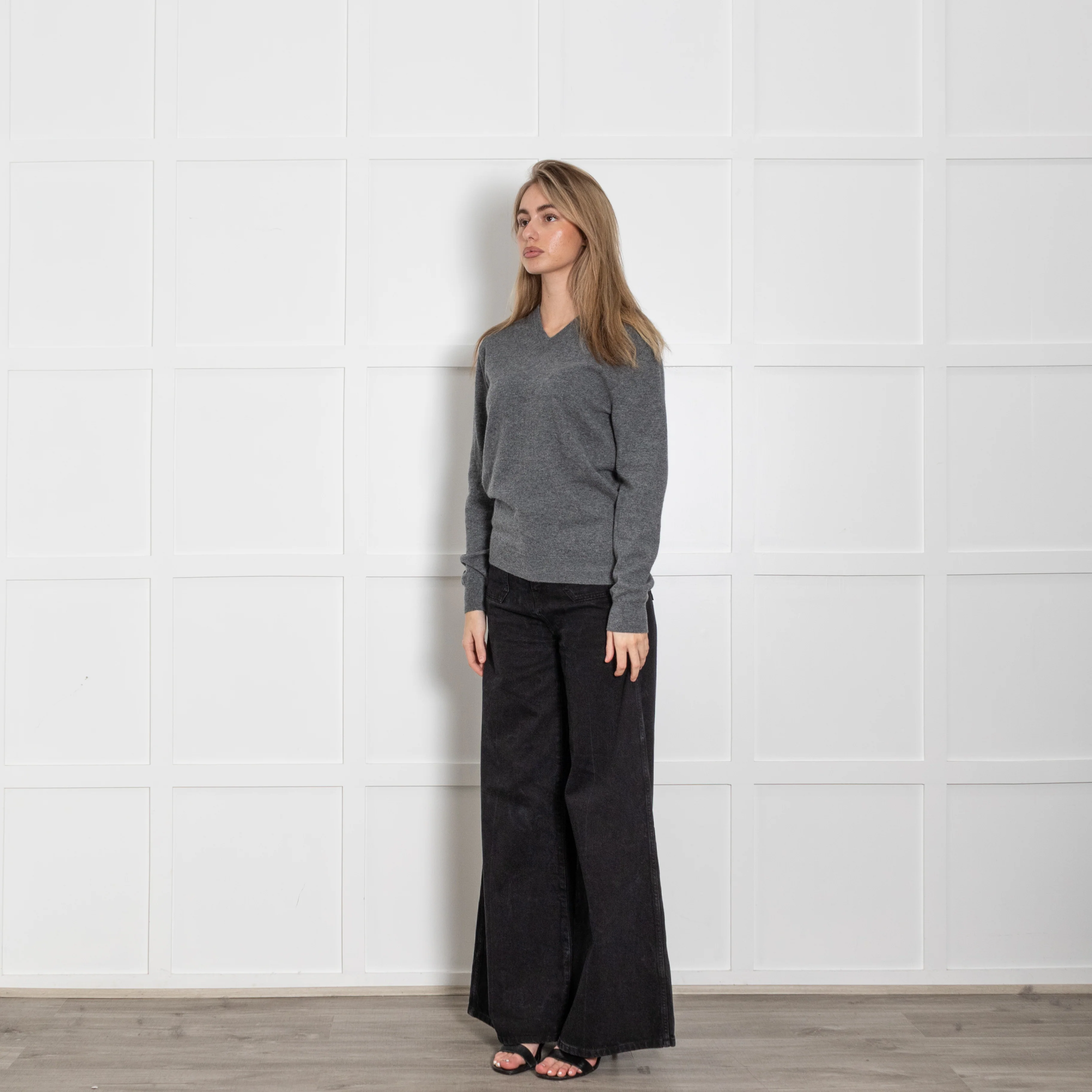 N. Peal Grey Cashmere V-Neck Sweater - Image 3