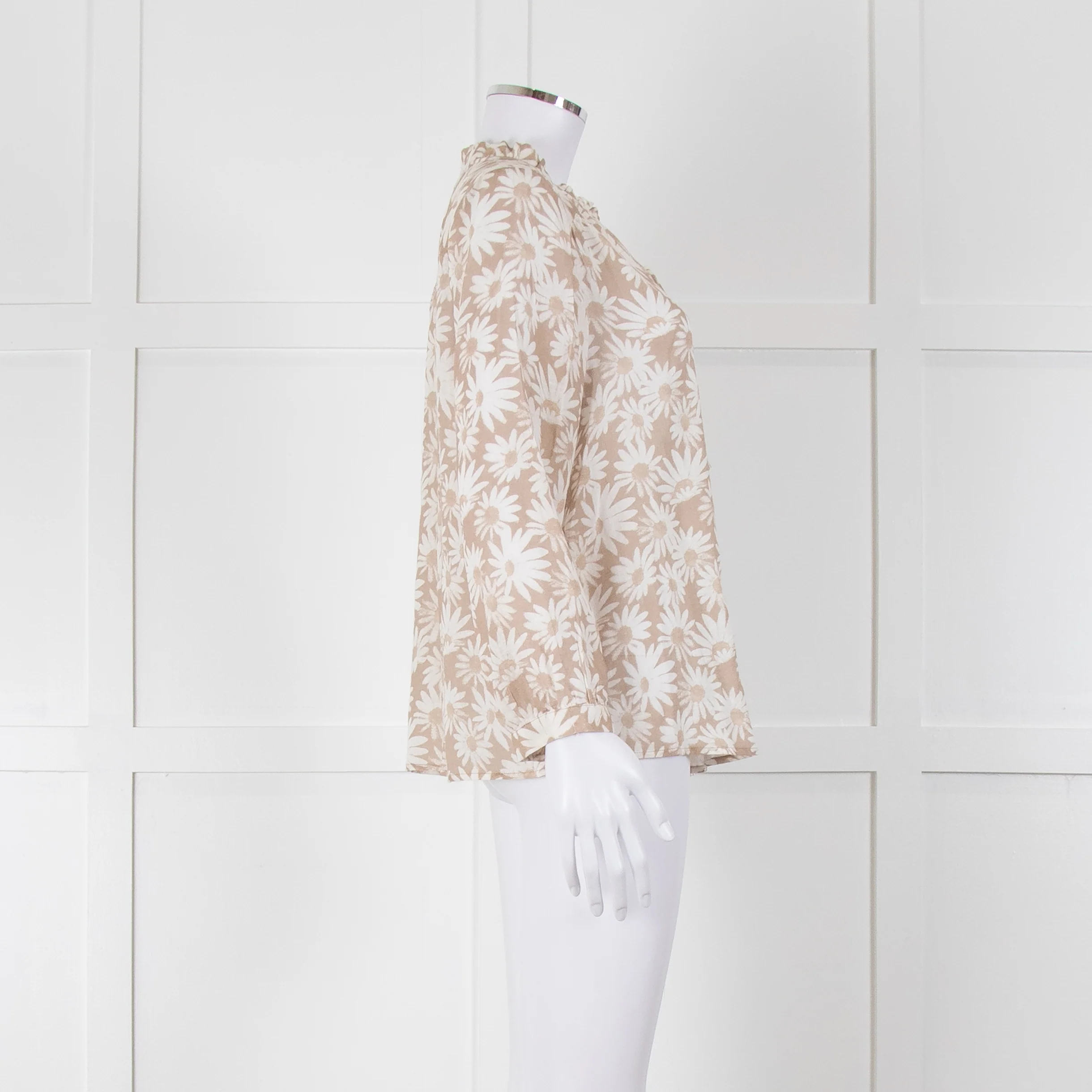 Paige Beige And White Daisy Print Top - Image 3