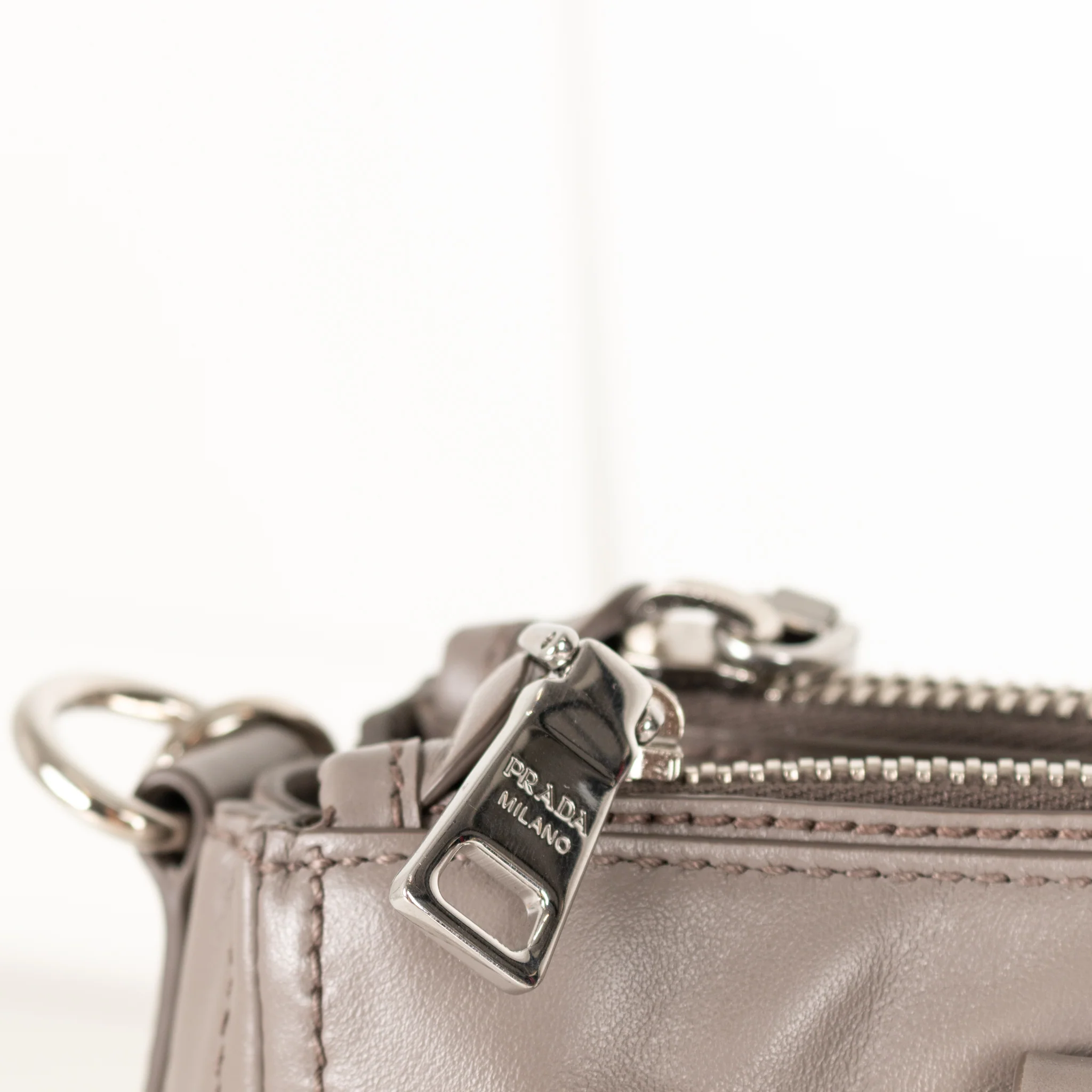 Prada Grey Leather Shoulder Strap Handbag - Image 11
