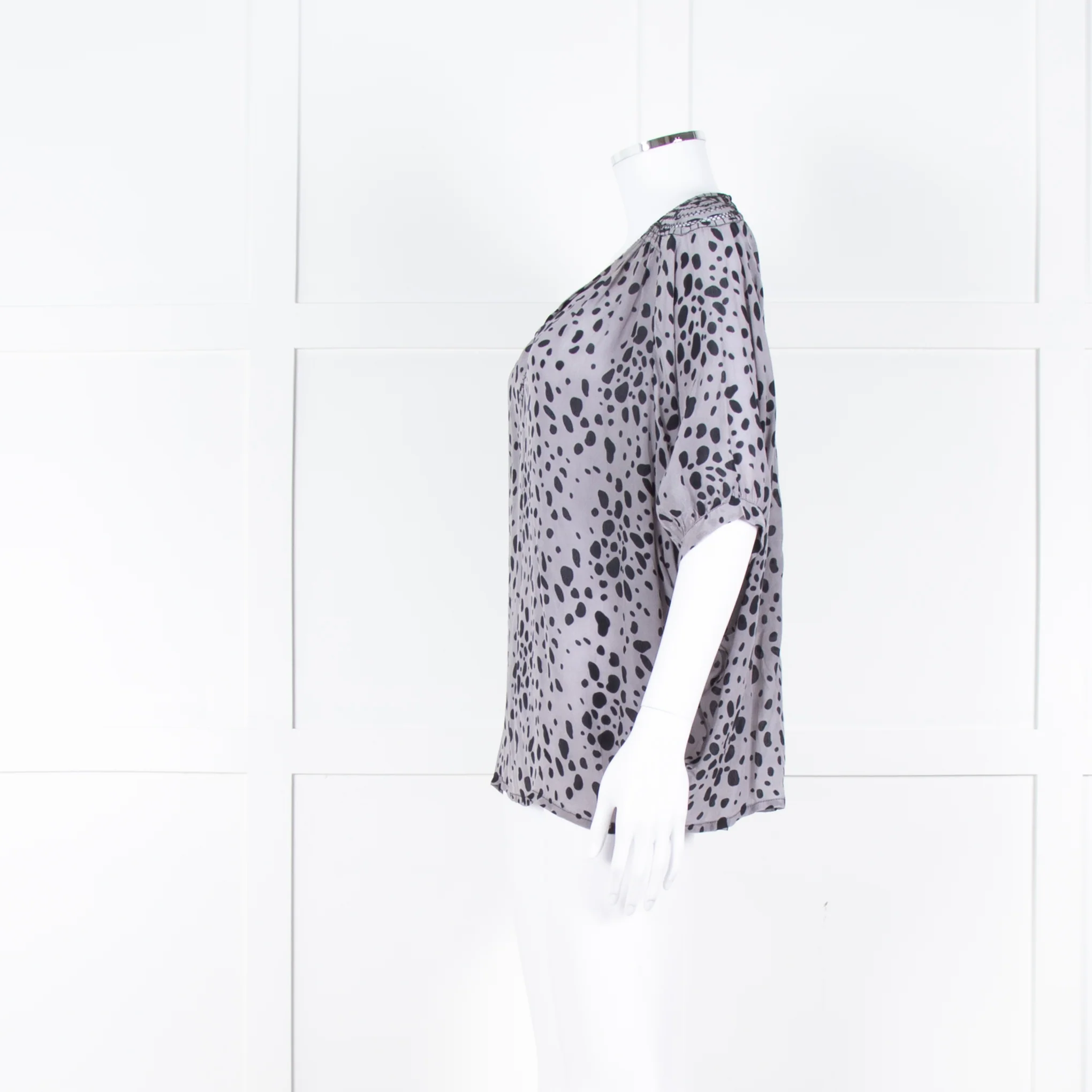 Pyrus Grey Black Pattern Short Sleeve Top - Image 7