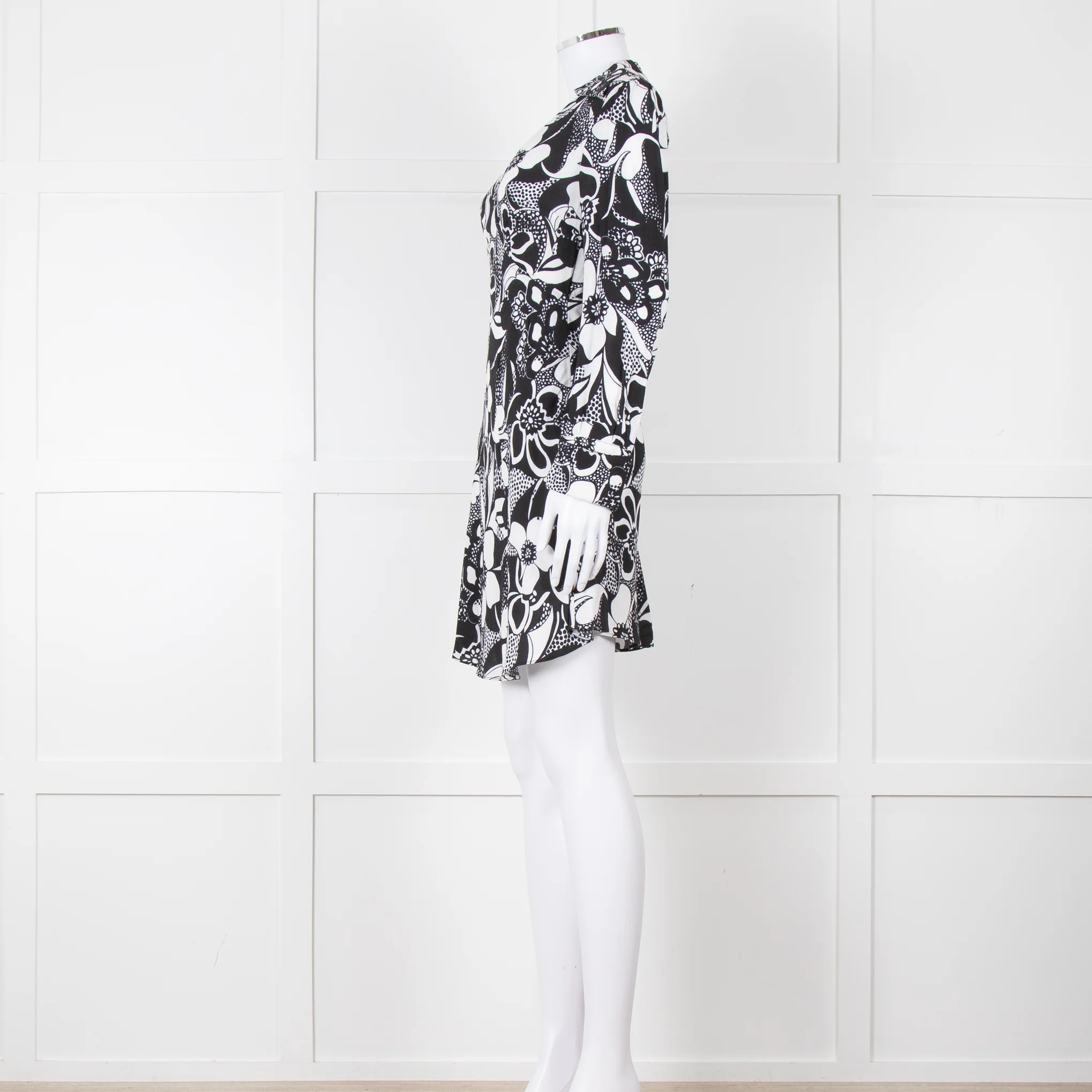 Rixo Black and White Patterened V Neck Dress - Image 7