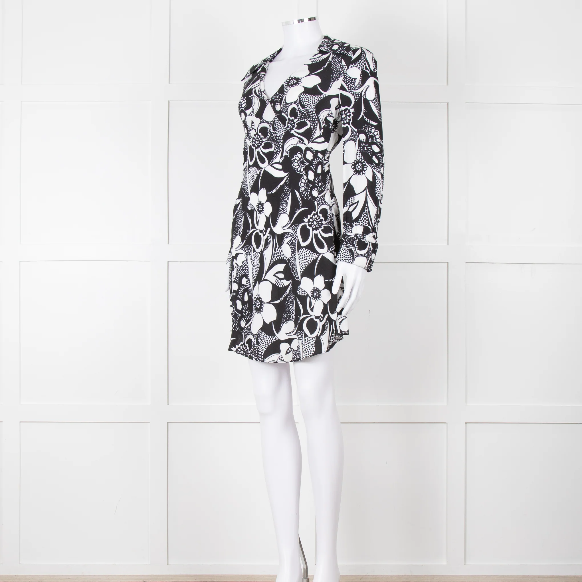 Rixo Black and White Patterened V Neck Dress - Image 8