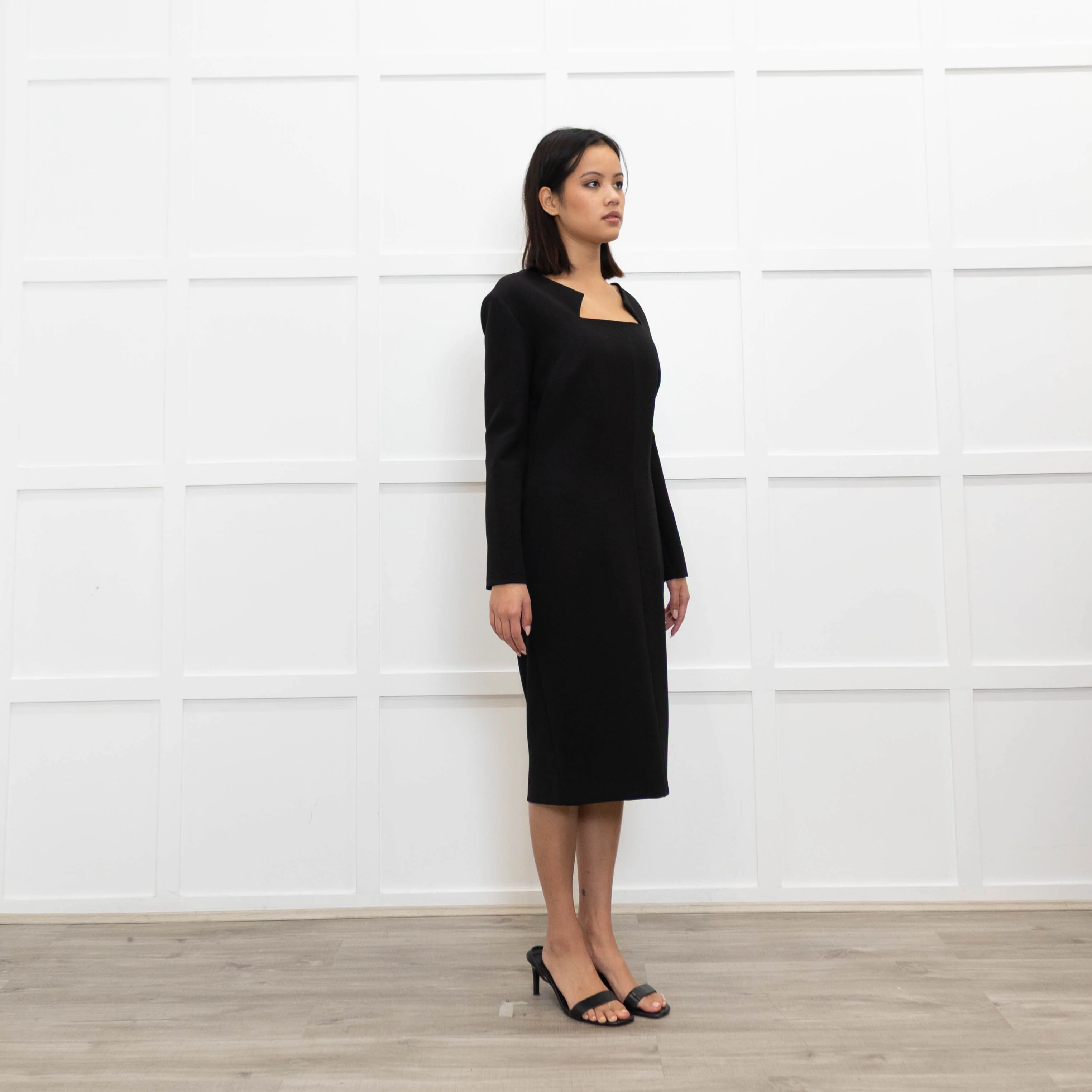 Safiyya Black Open Back Long Sleeve Shift Dress - Image 3