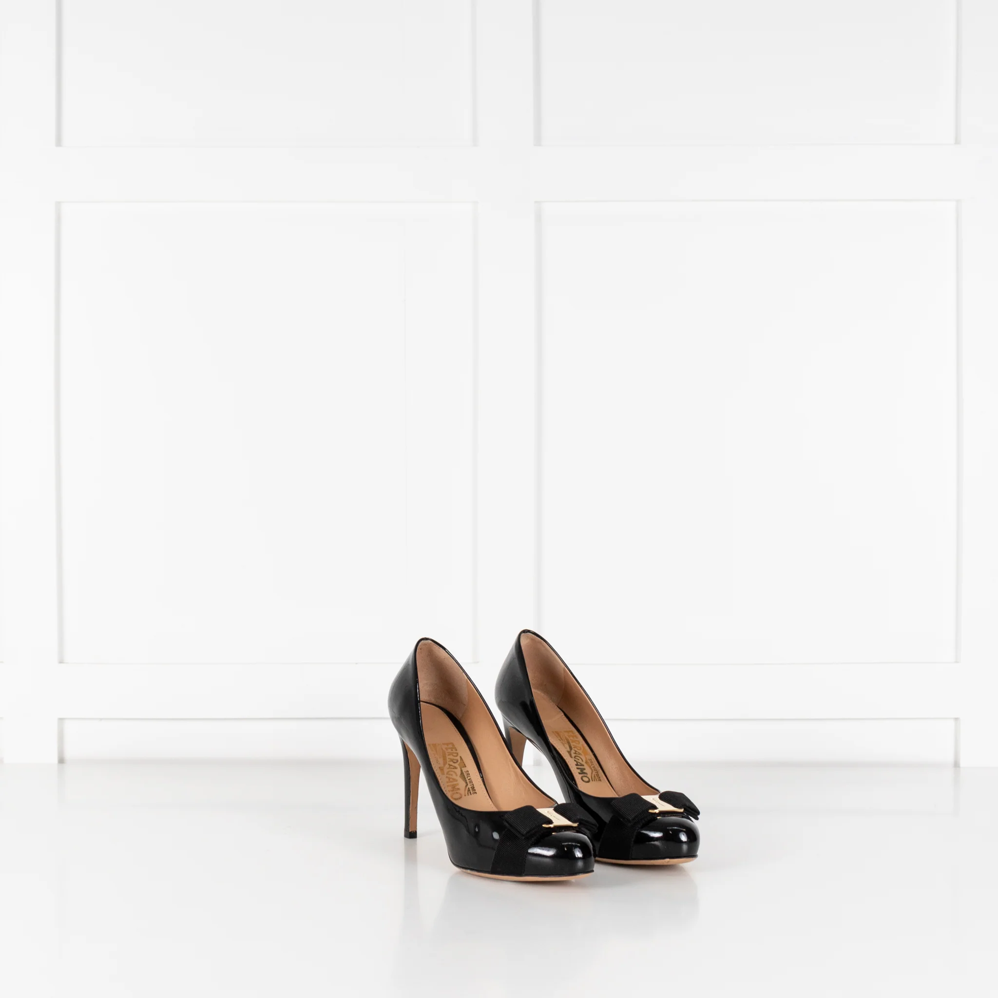 Salvatore Ferragamo Pimpa Black Patent Court Shoes With Bow - Image 7