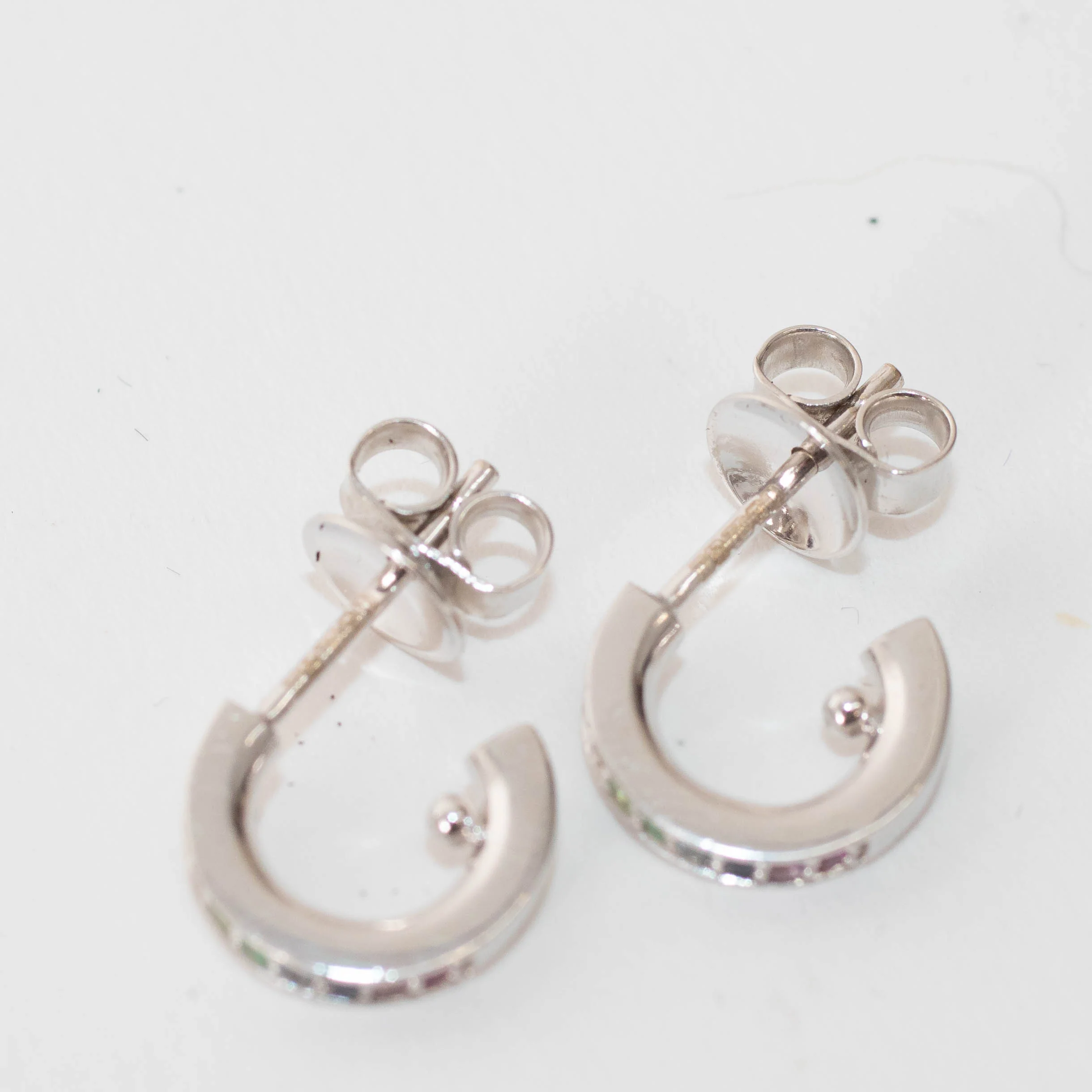 Theo Fennell 18ct White Gold Multi Sapphire Huggie Earrings - Image 5