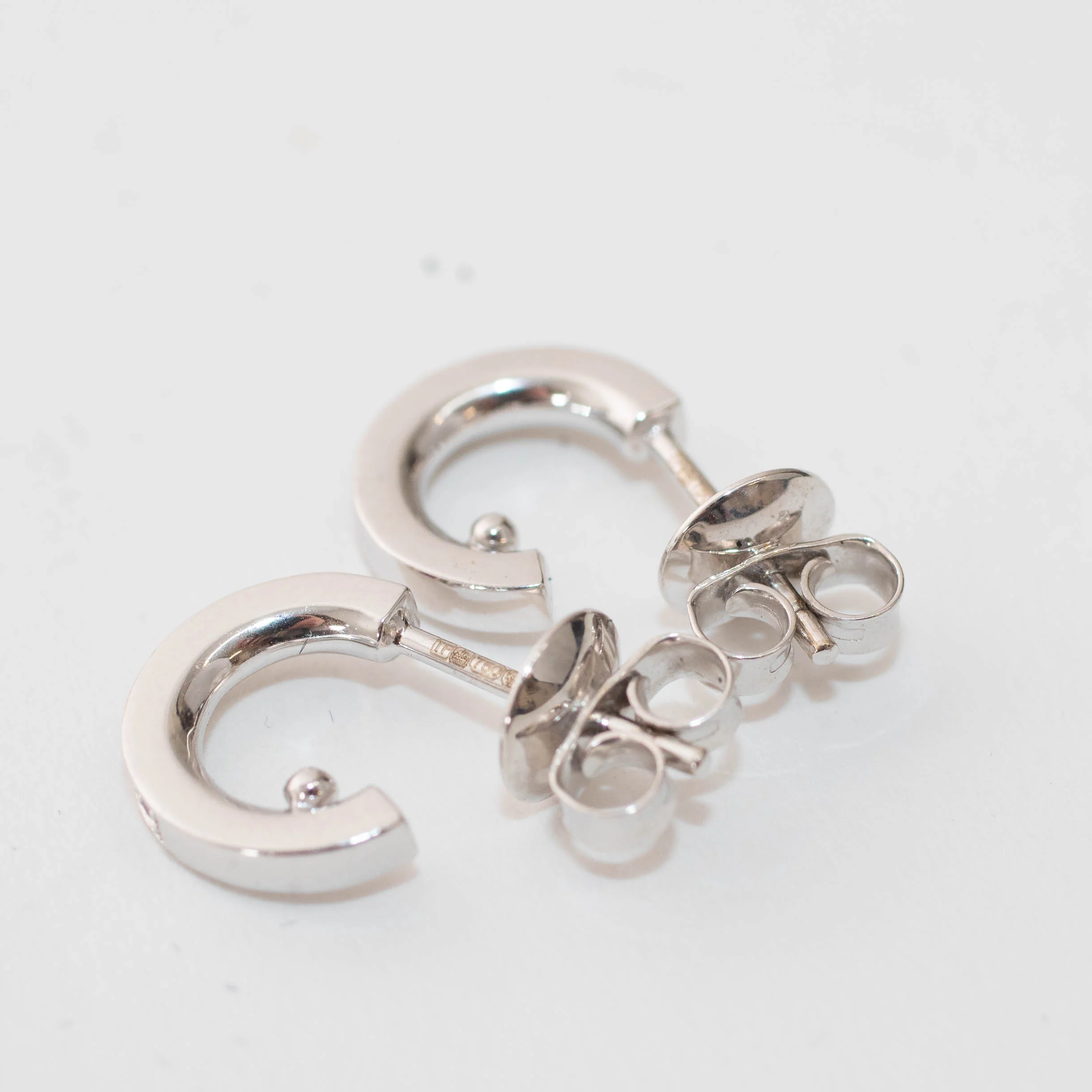 Theo Fennell 18ct White Gold Multi Sapphire Huggie Earrings - Image 6