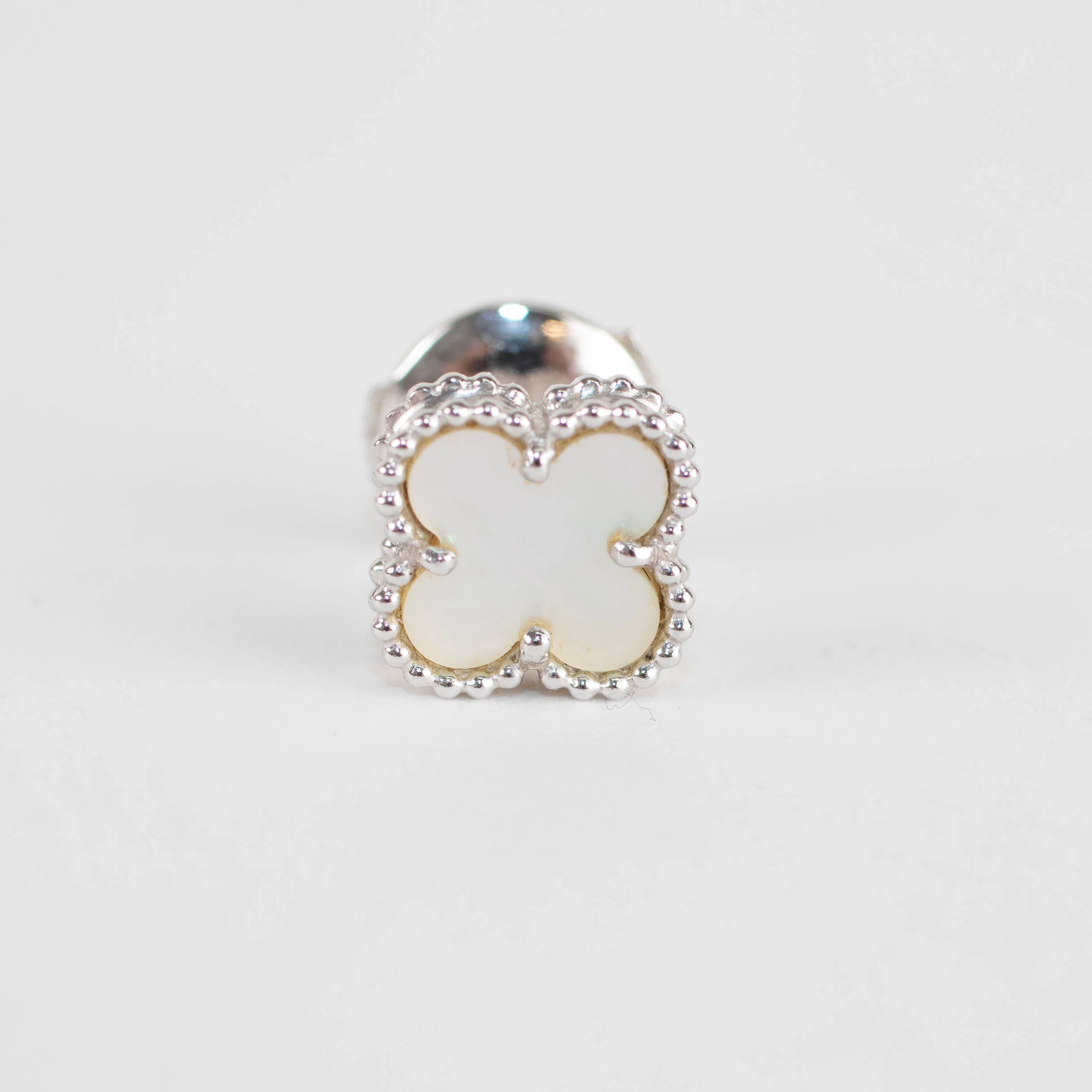 Van Cleef & Arpels 18ct White Gold Mother Of Pearl Sweet Alhambra Earstuds - Image 9