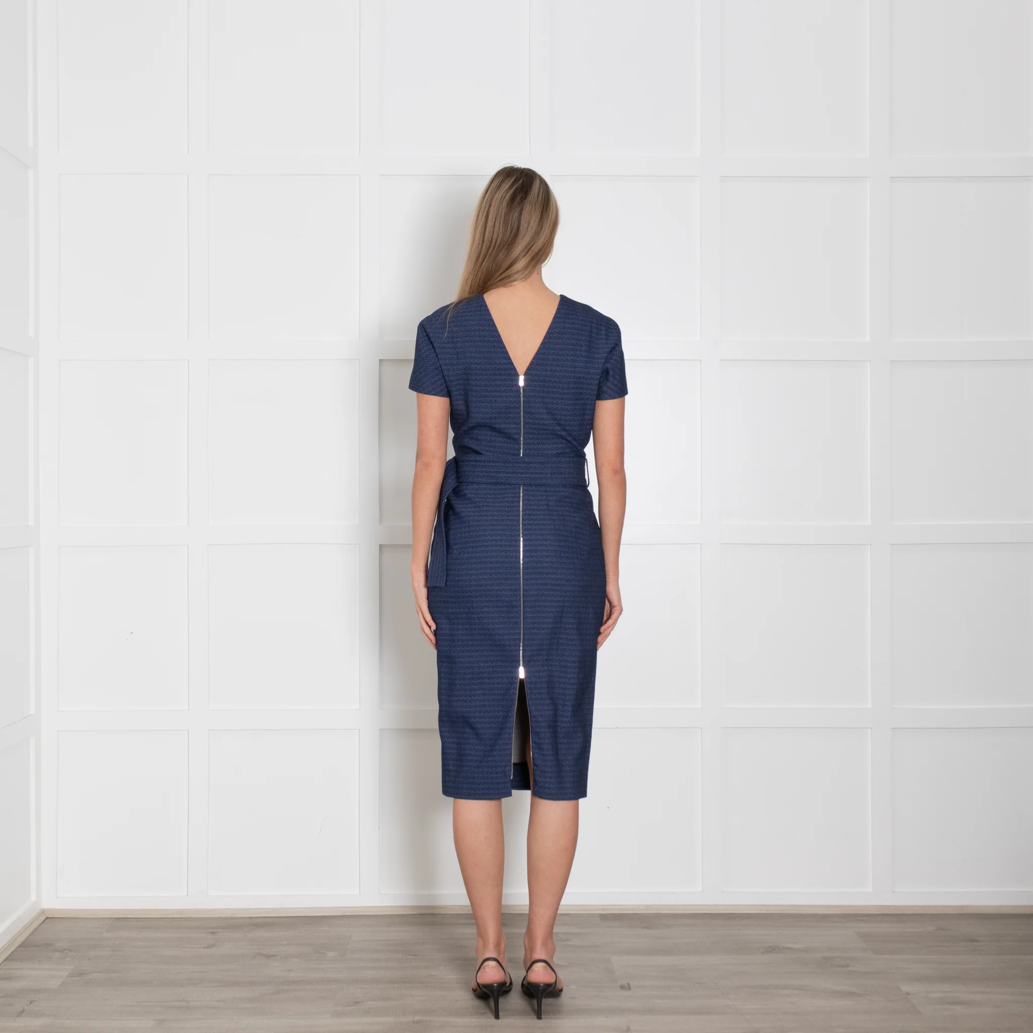 Victoria Beckham Blue And Grey Short Sleeve Textured Midi Dress With Belt - Image 5
