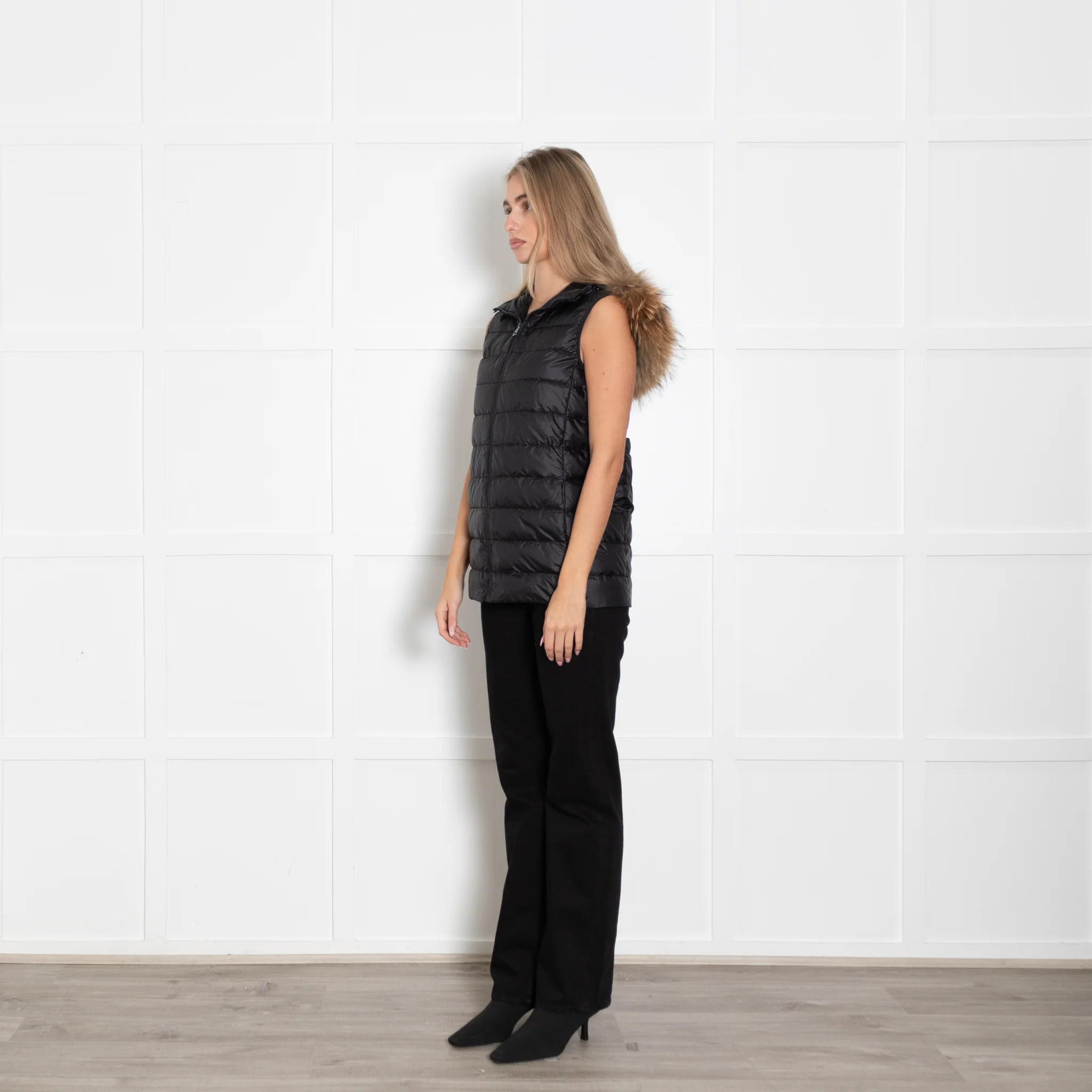 Weekend Max Mara Black Light Weight Fur Trim Hooded Gilet - Image 3