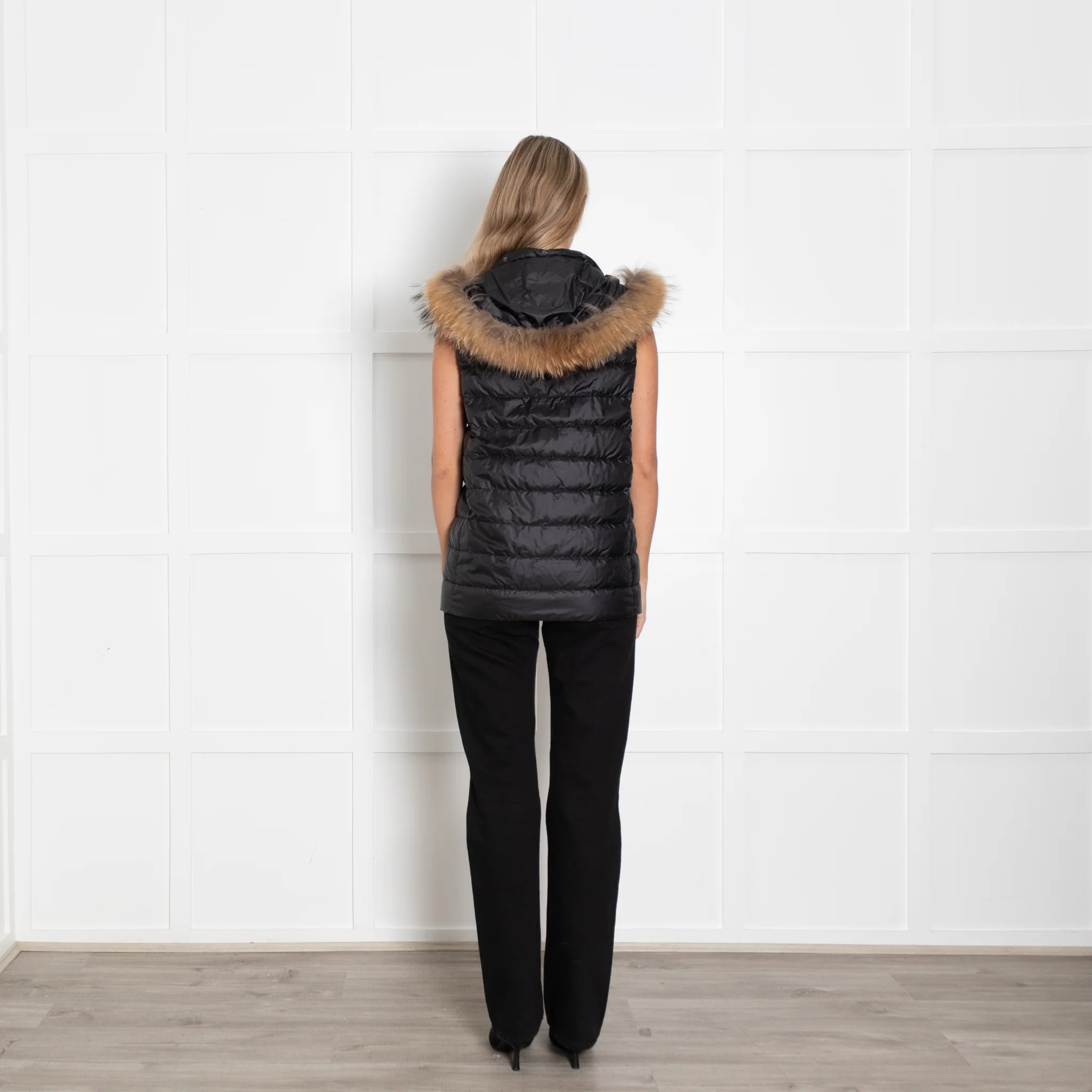 Weekend Max Mara Black Light Weight Fur Trim Hooded Gilet - Image 5