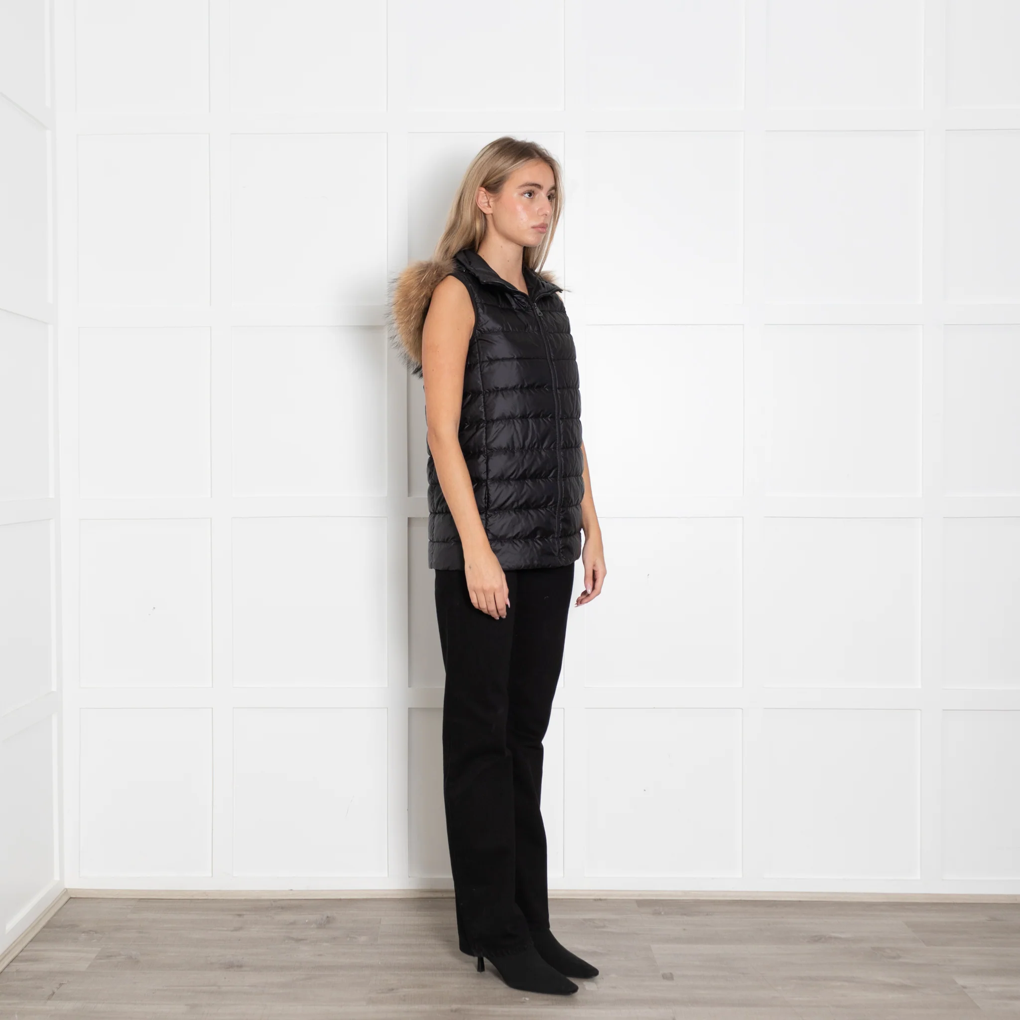 Weekend Max Mara Black Light Weight Fur Trim Hooded Gilet - Image 7